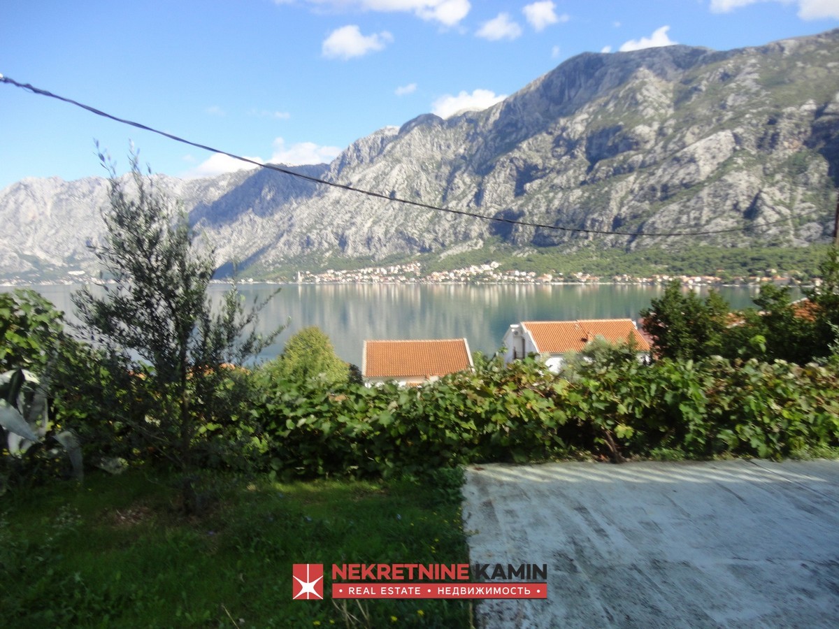 Na prodaju manji jednosoban stan sa velikom terasom-100m od mora – Prčanj, Kotor